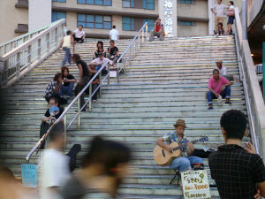 08/13 - 梅田の弾き語り